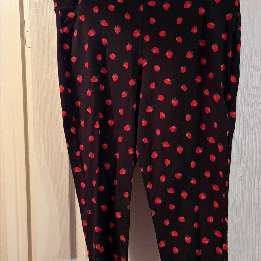 Torrid Capri Length Black and Red Strawberry Print Leggings Never worn no tags